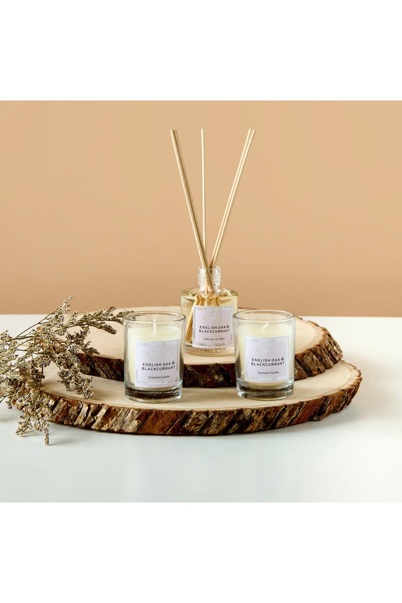 LIFESTYLE مجموعة معطر الهواء من خشب البلوط الإنجليزي والتوت الأسود مع شمعتين في وعاء - Image 1